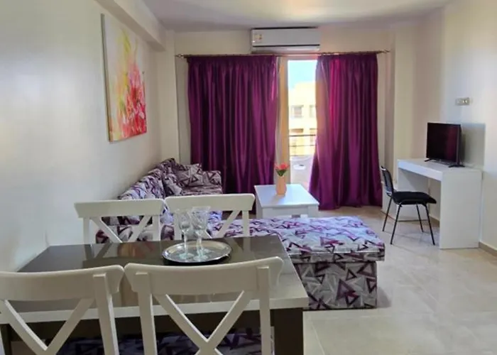 Tiba Golden Palace شقة *